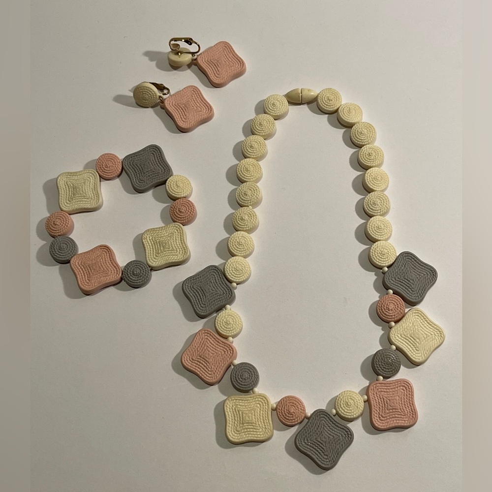 Vintage Avon Summer Resort 1988  Plastic Necklace Bracelet earrings Set